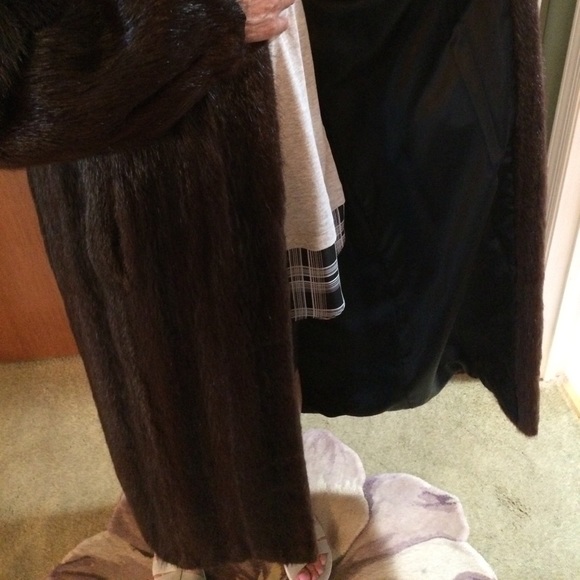 Ladies GENUINE NUTRIA (MINK related) Fur Coat. - Picture 3 of 3